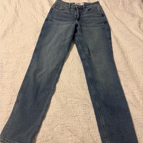 Hollister Curvy High-Rise Mom Jeans - Picture 7 of 9